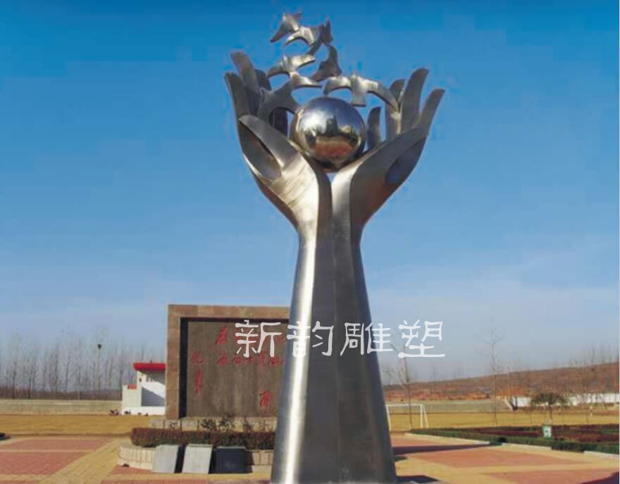 玻璃鋼雕塑 vs 不銹鋼雕塑：如何根據(jù)需求做出正確選擇？